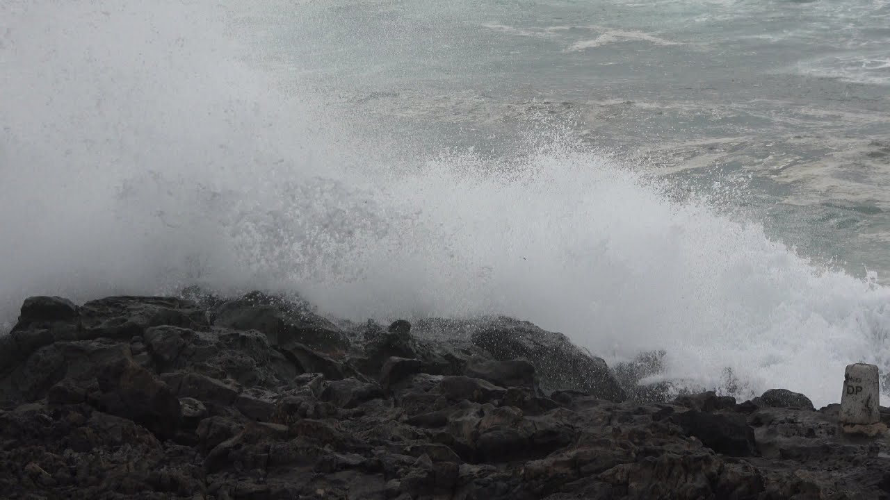 Waves at the Playa del Janubio (4K)