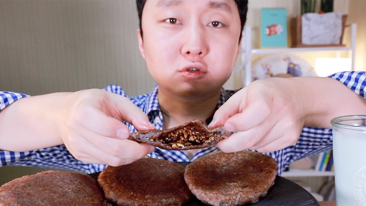 Mukbang 뜨끈한 수수 씨앗호떡 소리 먹방이야 b^^d sweet Korean pancake stuffed with seeds Eating Sounds ホットク 呷呷馅饼