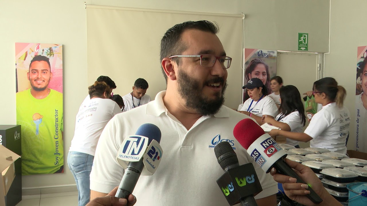 J&oacute;venes trabajan en diversos programas de ayuda comunitaria