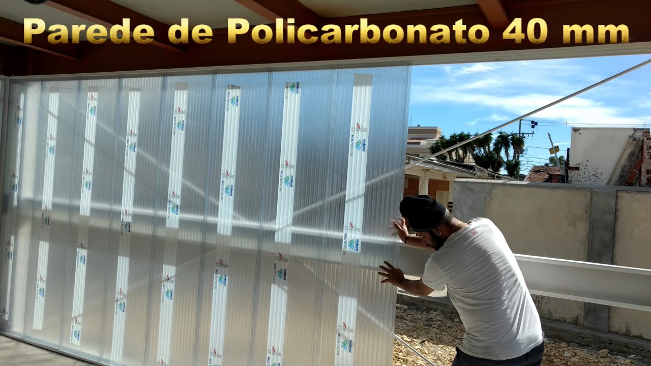 Parede de Policarbonato Alveolar cristal 40 mm em  concessionária de automóveis é na Polysolution