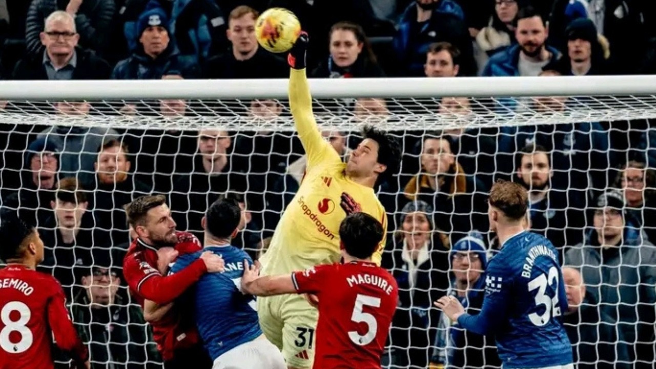 Senne Lammens saves & performance vs Everton vs Manchester United