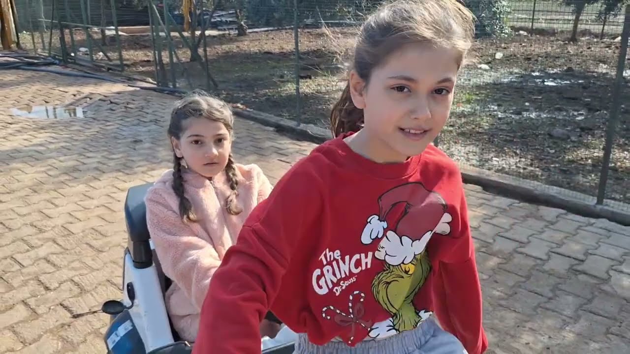 HAYAYIDA ÇİFTLİKTE  15 beṣ tatil köye geldik çok güzel inek ve hayıvanlar 