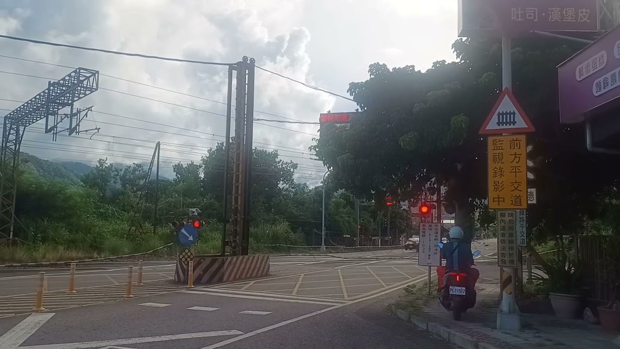 莒光號鐵路平交道通過