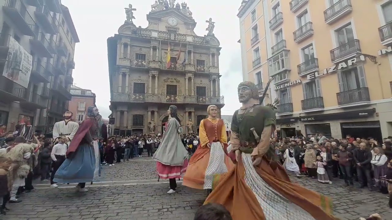 Txantreako erraldoiak 2025eko maizterren egunean/Gigantes de la txantrea en el dia mayordomos 2025