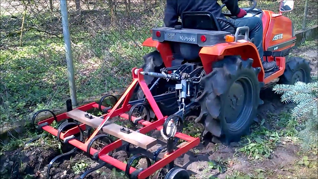 Kubota Aste A155 oczyszczanie ziemi z gruzu.