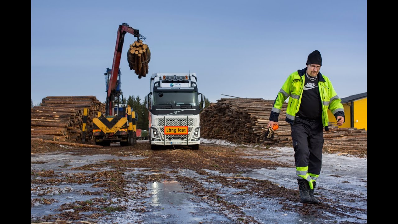 Volvo Trucks - A 30 metre and 90 tonne FH16 timber truck in northern Sweden - Driver’s World (E05)