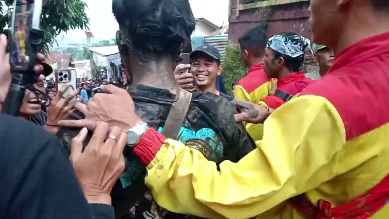 Mang Gugun dan WA atta beraksi seni benjang mekar budaya – pasir kunci atas