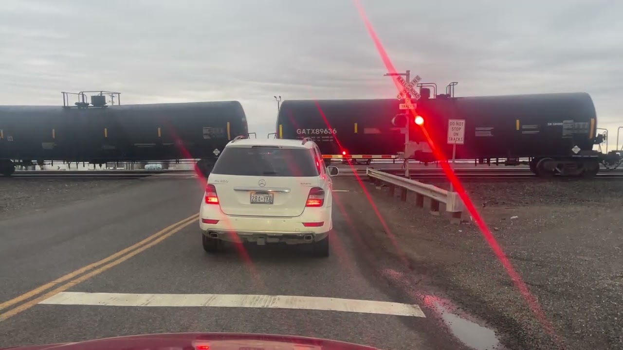 12/23/2025 BNSF 7355 enters pasco yard while 7225 passes on main 1