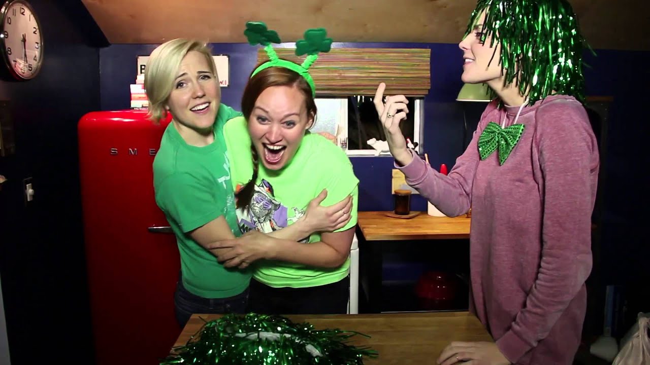 ДЕНЬ СВЯТОГО ПАТРИКА «Собачья шерсть» с Ханной Харт и Грейс Хельбиг