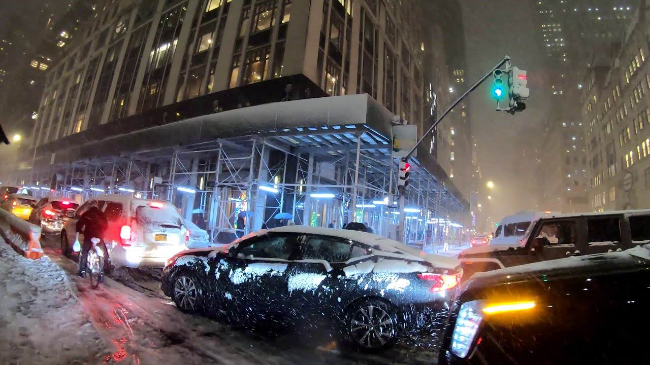 ⁴ᴷ⁶⁰ Walking NYC : First Snow of the Season (5th Ave, Rockefeller Center, Times Square, Broadway)