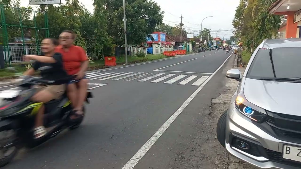Matahari mulai tenggelam pertanda petang tiba..jalan Nanggulan Kulon Progo ramai lancar.
