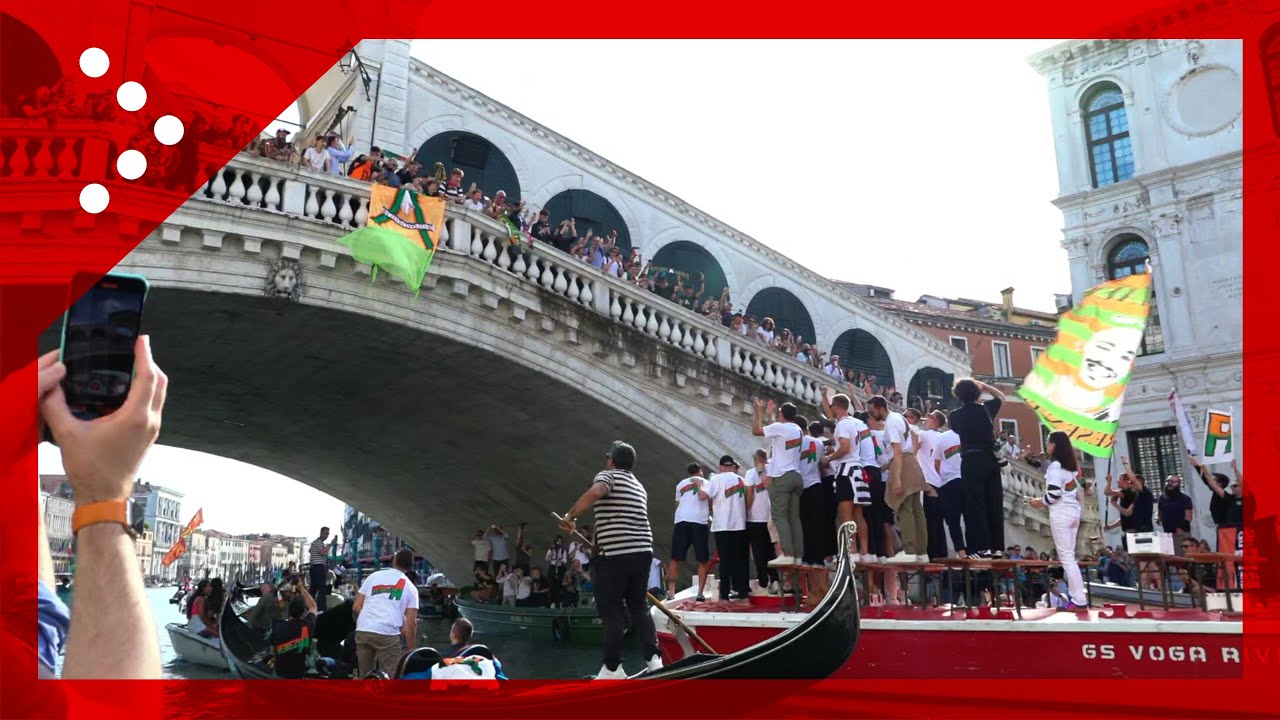 Festa per il Venezia in Serie A, passaggio corteo acqueo sotto i ponti di Rialto e dell'Accademia
