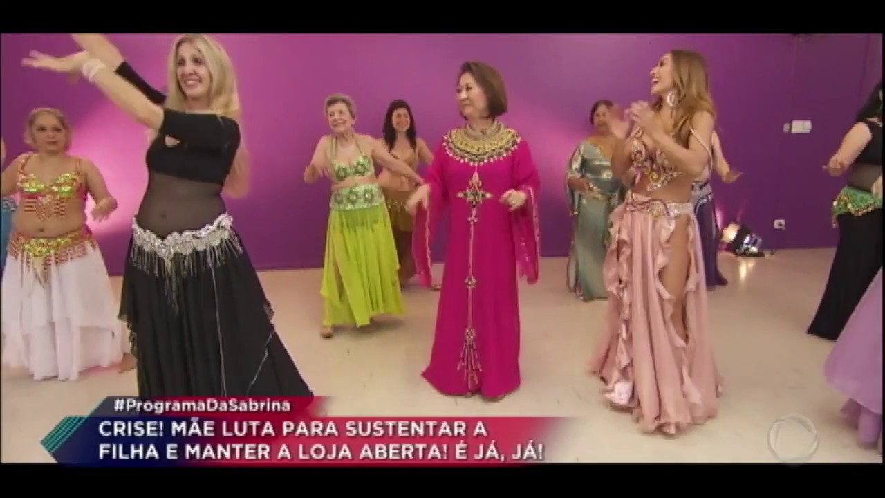 Dona Kika invade aula de dança do ventre e surpreende Sabrina