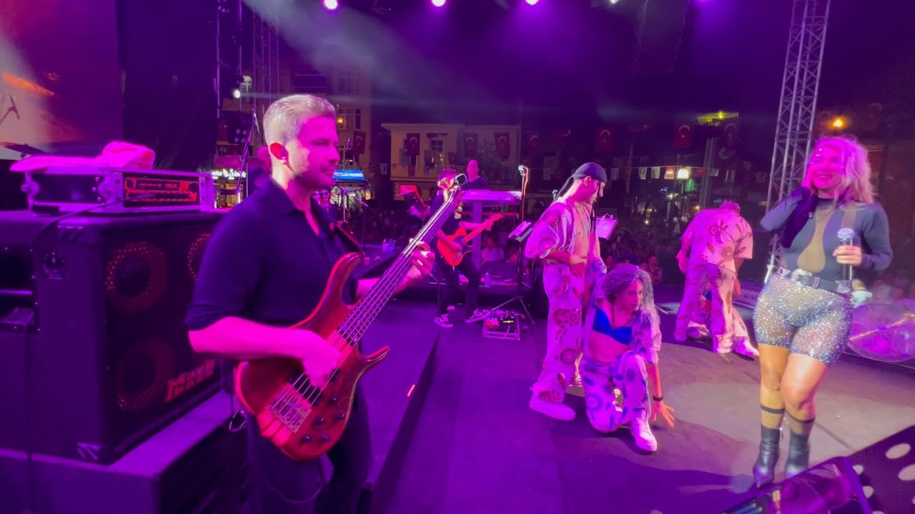 Hande Yener  - Romeo ( 30 Ağustos 2022 Şarköy ) Bas Gitar Kamera Çekim . 4K Canlı Konser.
