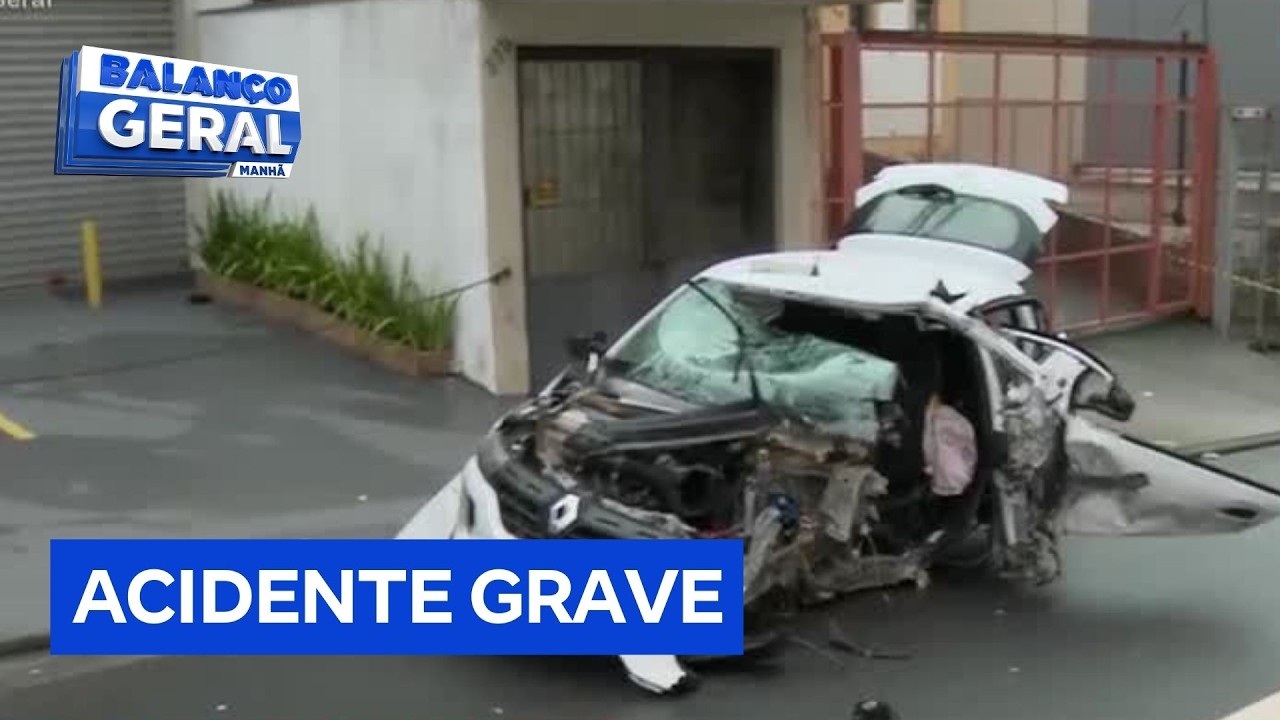 Uma pessoa morre e duas ficam feridas após carro bater contra poste na Grande São Paulo