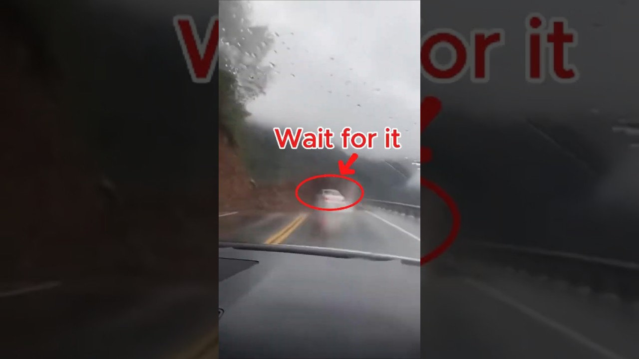 Оползень обрушился на шоссе Rainy Hillside Highway.