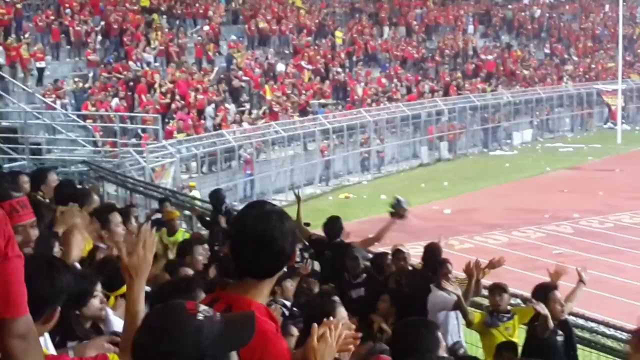 UlaTanaH : Sarawak Pahang fans chanting together (26/10/2013)