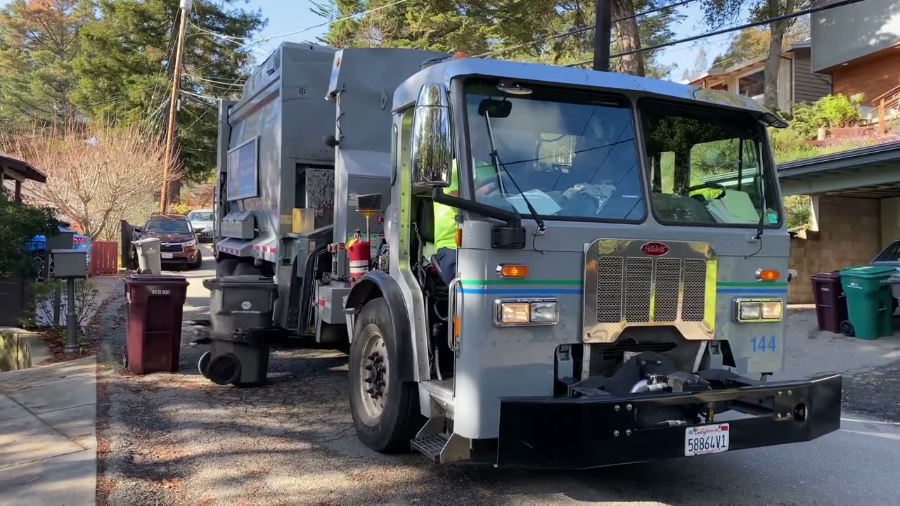 California Waste Solutions Peterbilt 320 M/A in Oakland Hills