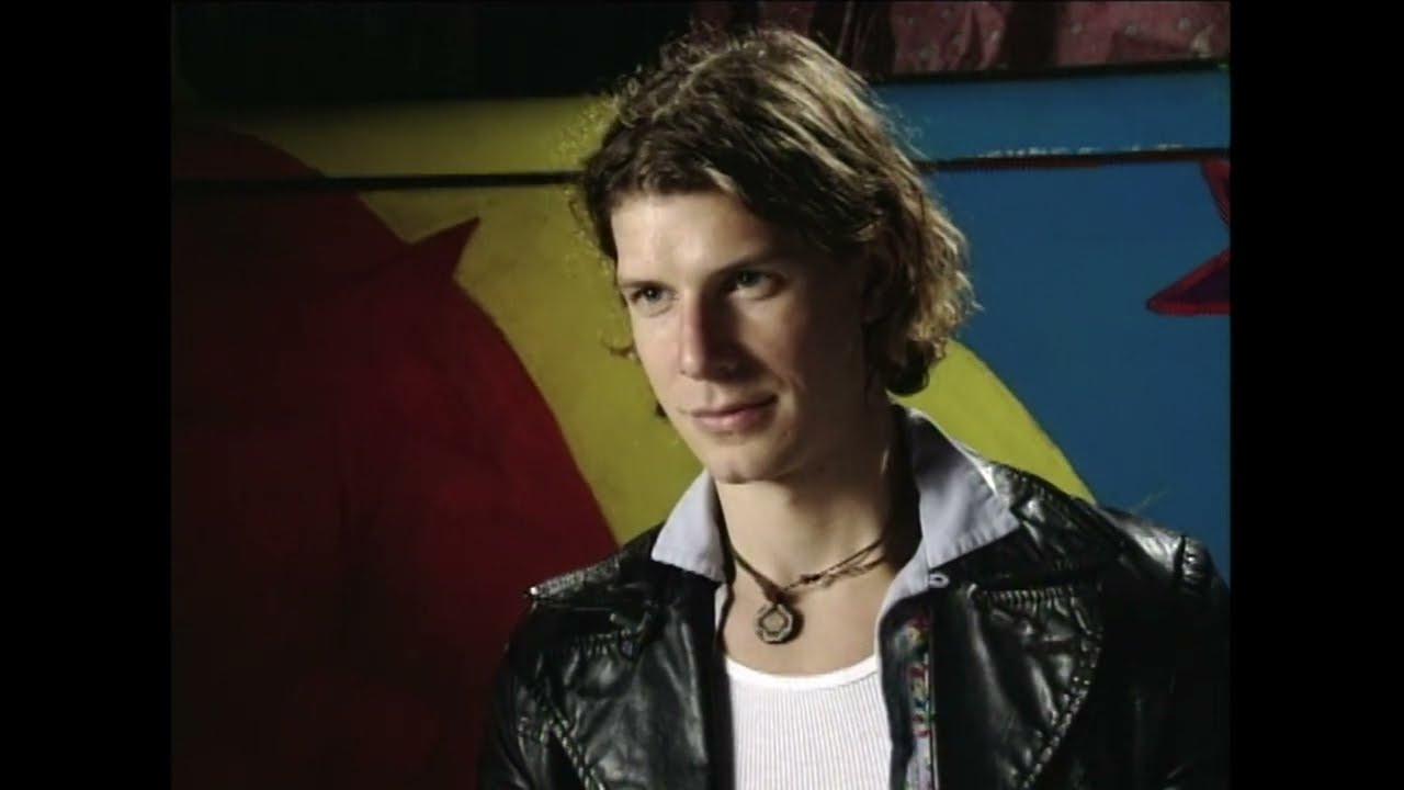 Eric Mabius as Andrew 🎭