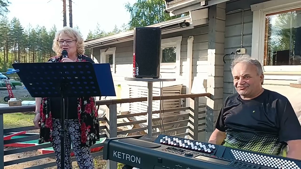 Musiikkia kesäillassa Juva-cämpingillä