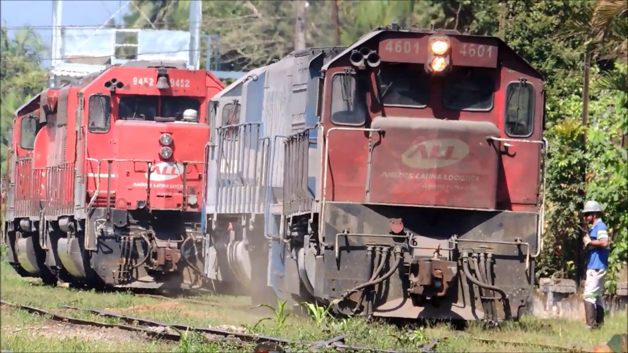 Trens em manobras na Estação Morretes