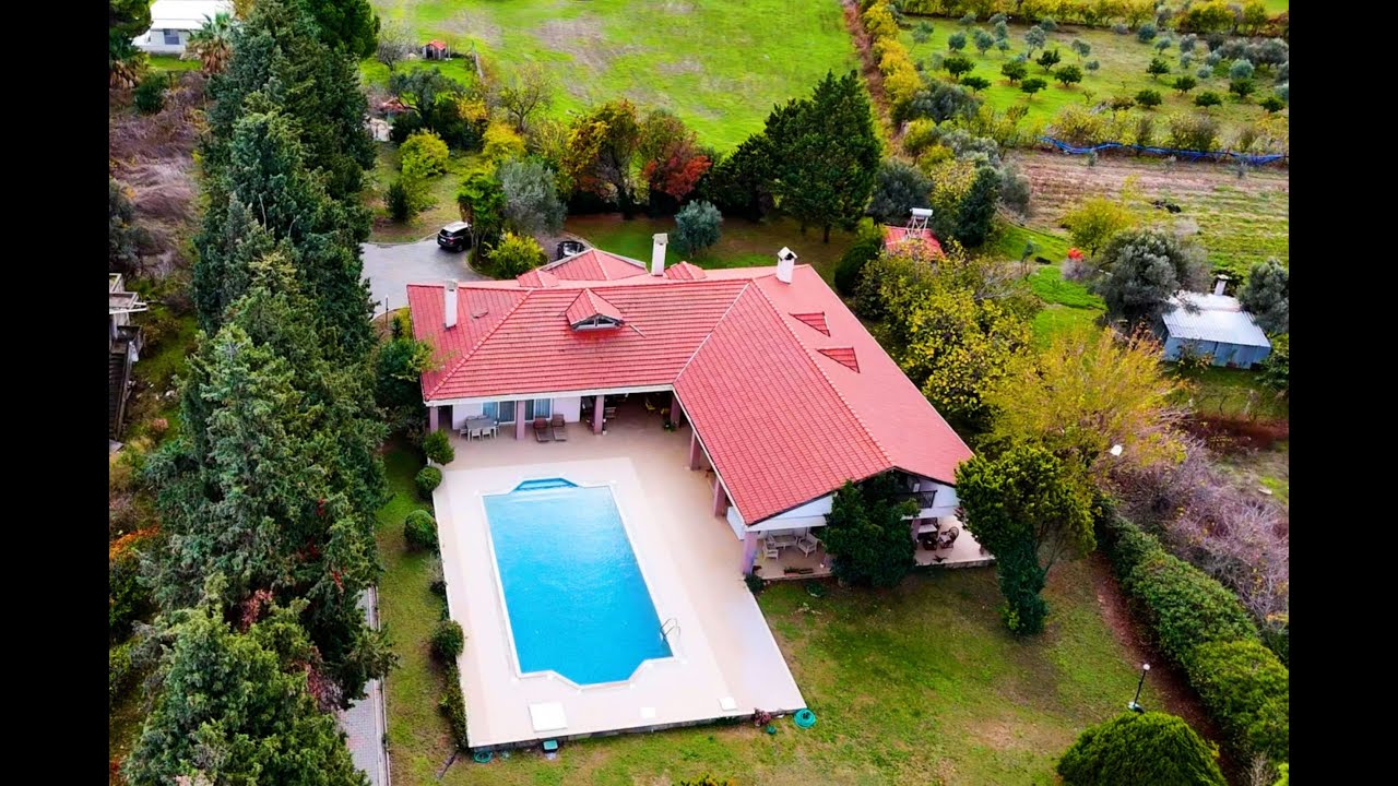 Urla'da 6.315 m2 arazi içinde Yatay Mimaride yapılmış, Yüzme Havuzlu, Satılık Çiftlik Evi