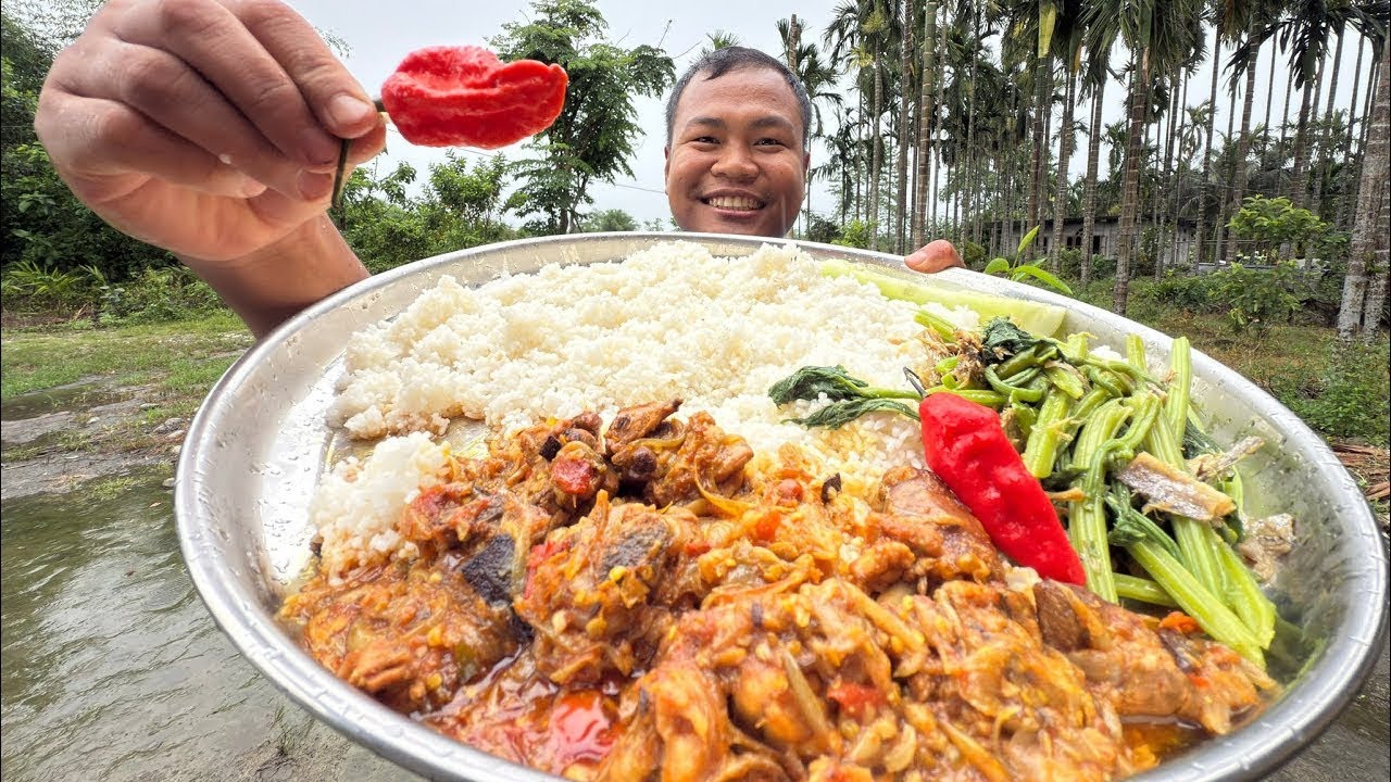 Eating chicken with King Chilli 🌶️ 