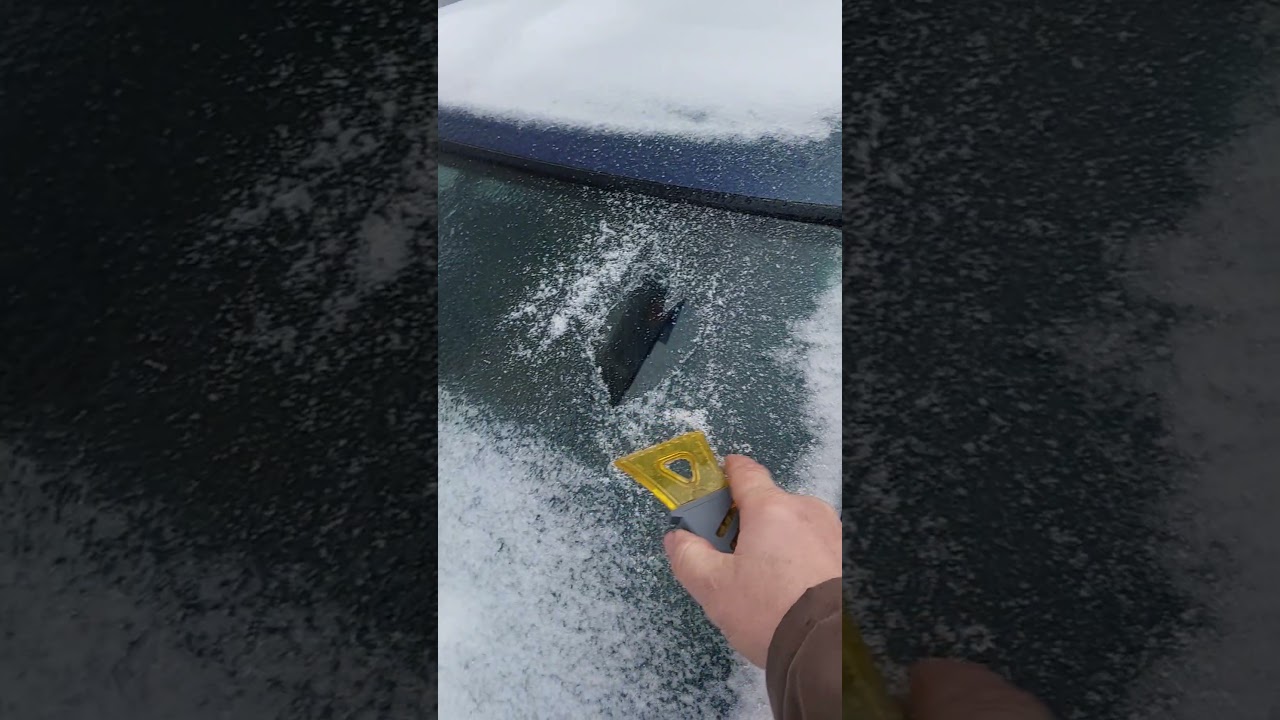 Trick: Scheiben mit Alkohol einfacher enteisen