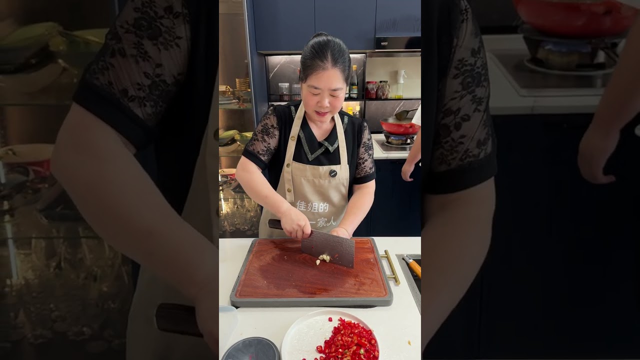 好久没吃酸辣鸡爪了，我想让丽姐给我做，没想到丽姐不仅给我做出了酸辣鸡爪，还给我做出了五个口味的鸡爪，吃着真的很过瘾，丽姐真的太棒了！#记录真实生活 #日常volg #保姆 #美食 #鸡爪