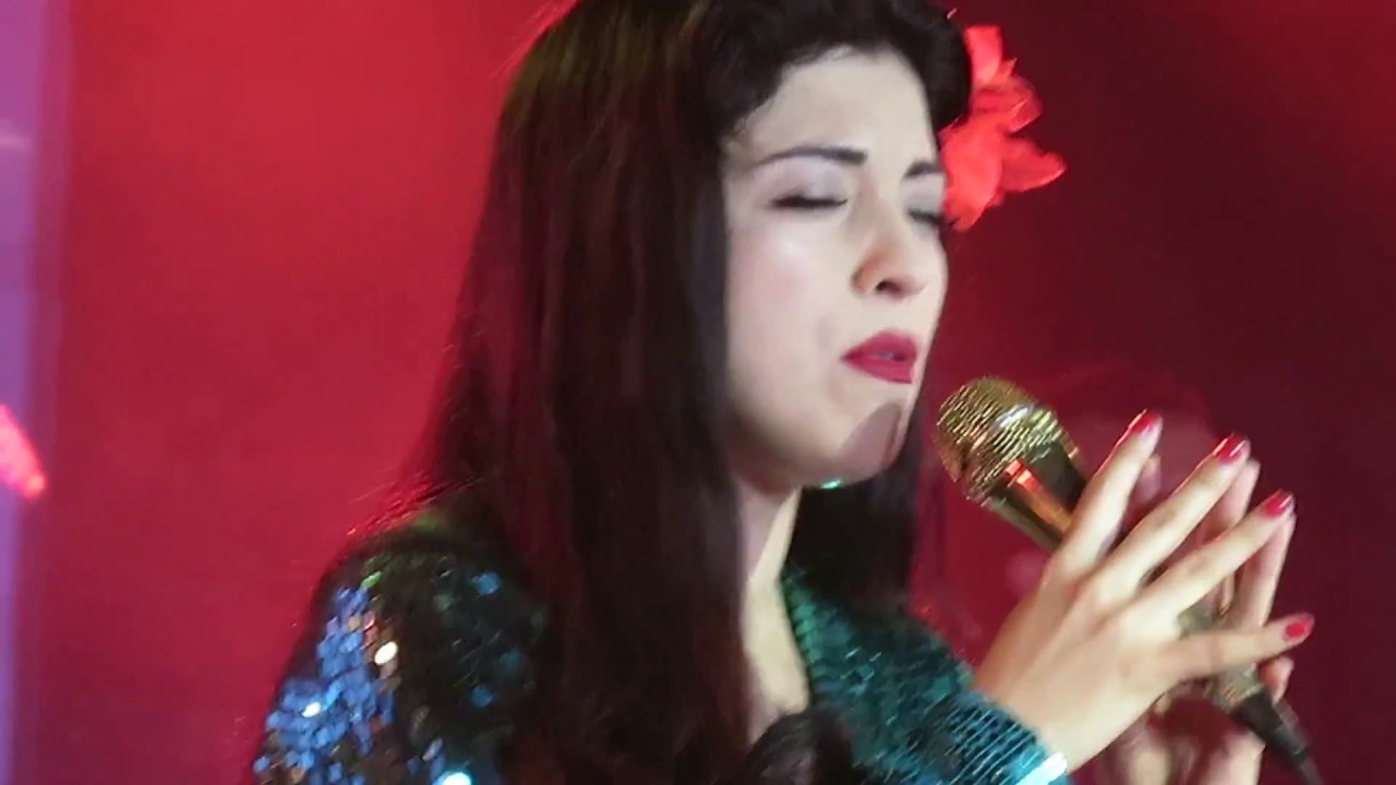 Mon conmovida se arrodilla para agradecer al público madrileño!!!  FULL HD