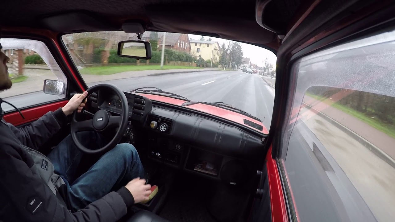 Fiat 126p jazda po mieście do wsi