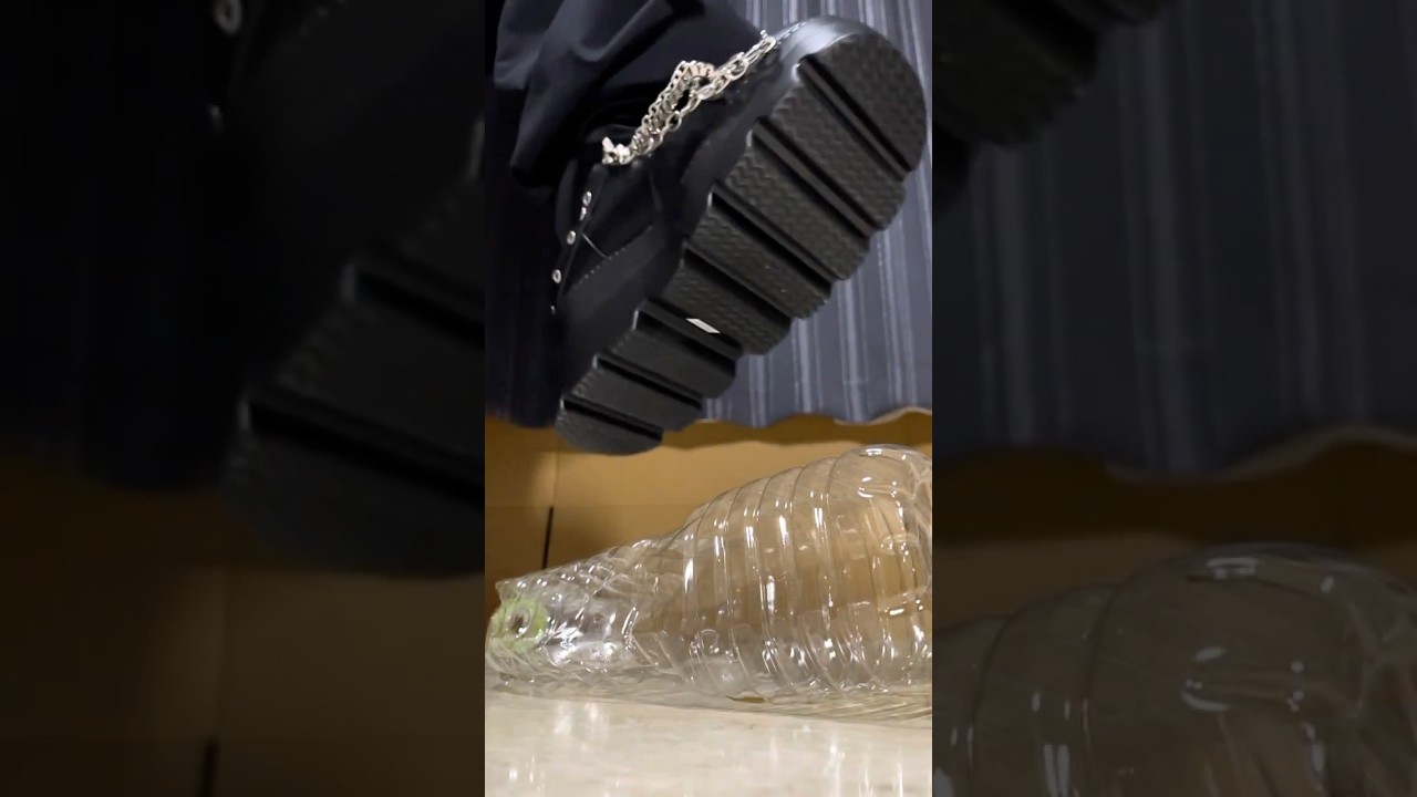 巨大厚底ヒールブーツで踏み潰し　Crushing trash with platformed high heel boots