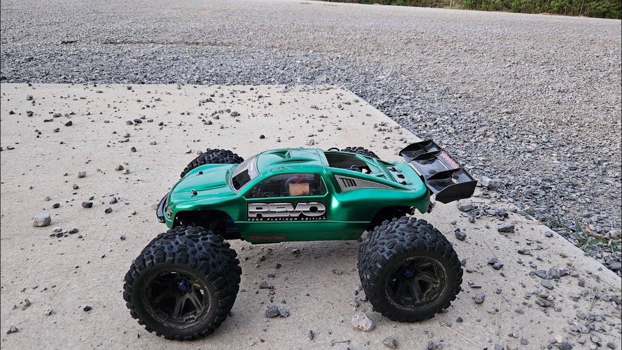 Traxxas Revo 3.3 (Green Machine) Gravel Ripping