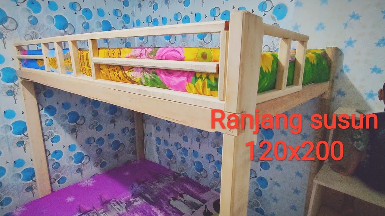 Tempat tidur tingkat atau ranjang susun minimalis