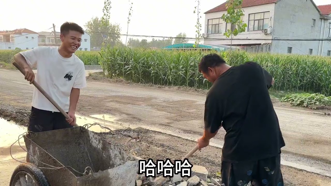世豪请建华帮忙干活，建华确实有力气，一大块石头直接自己搬走了#我的乡村生活