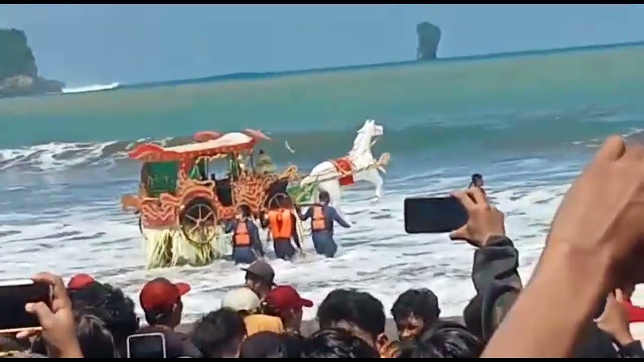 Detik - detik warga menyaksikan kereta kencana Ratu kidul || Petik laut Pantai bajul mati