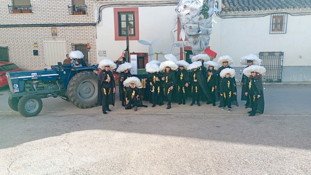 ¡UN TORNADO EN LEZUZA! La Carroza más original: Huracán Emily + Tractor EBRO 155 E (Carnavales 2026)