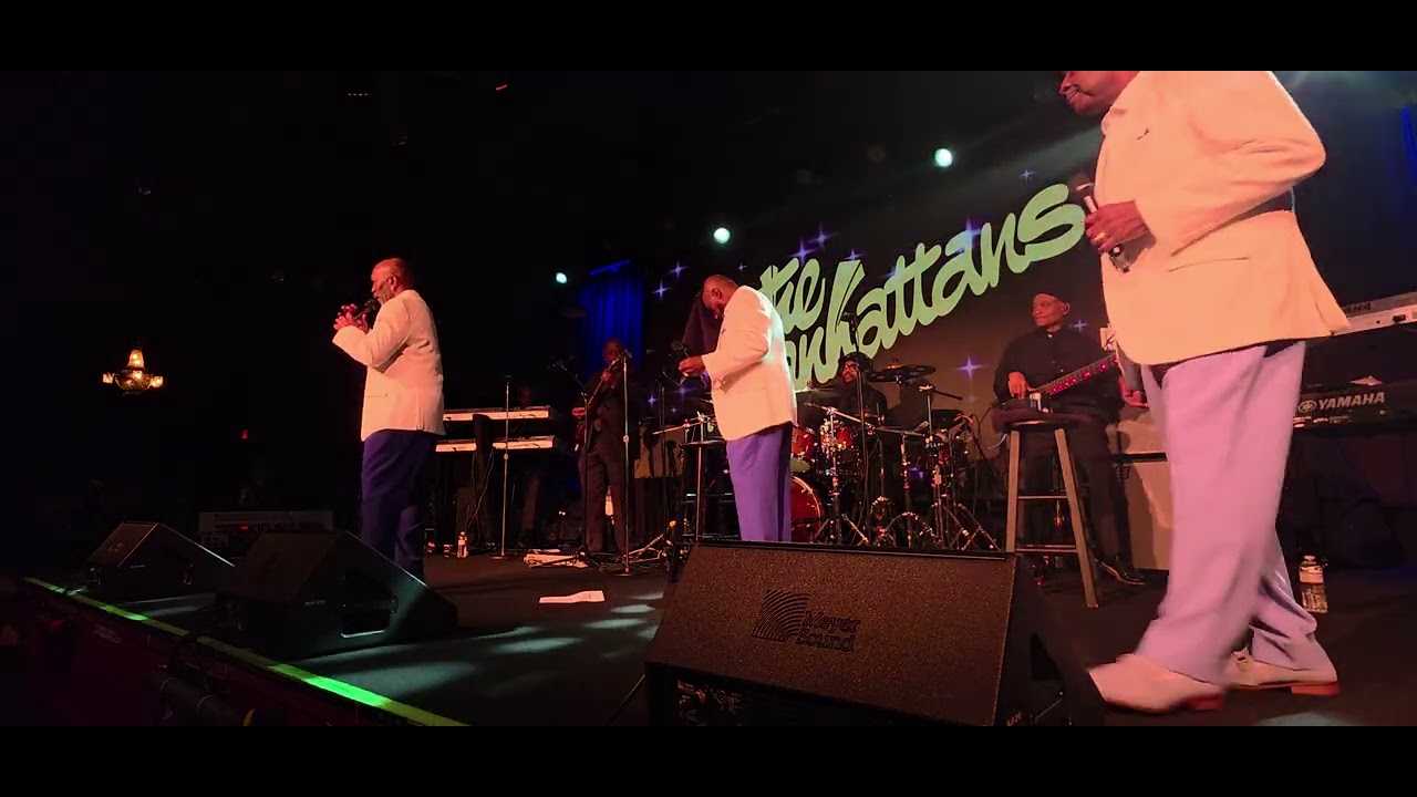 Солист группы Manhattans Джеральд Олстон исполняет песню &laquo;Sarah Smile&raquo; в клубе The Birchmere.