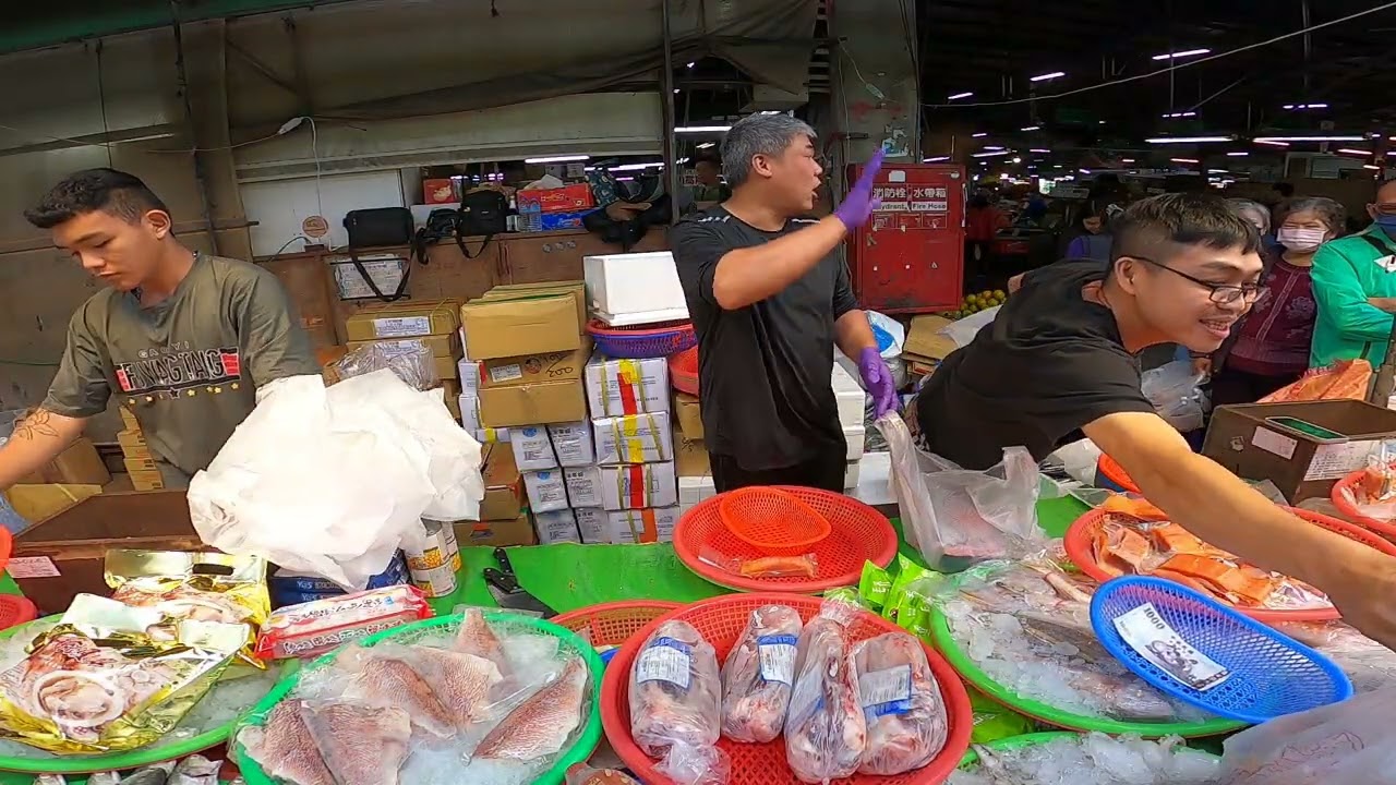 越來越好賣 平常介紹到口角全泡沫的高級品一次就清空 安南果菜市場 怡安路二段102號 士官長海鮮叫賣 海鮮叫賣 海鮮拍賣 叫賣哥 seafood auction