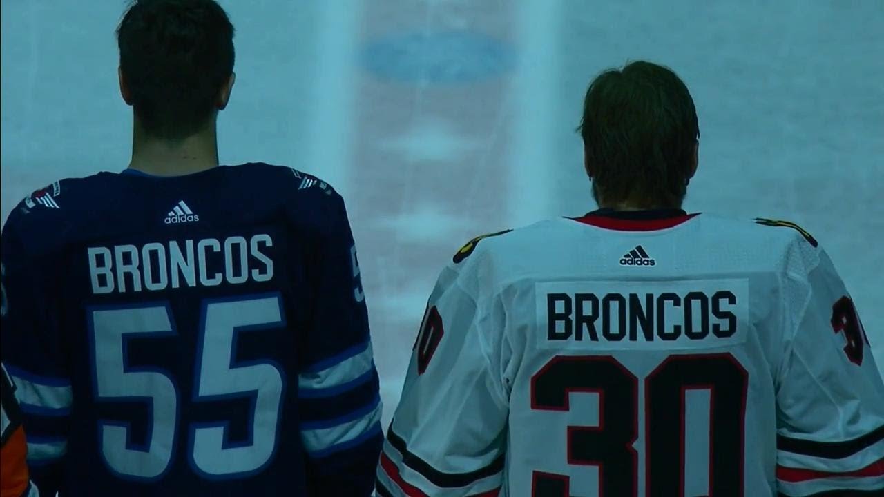 Jets & Blackhawks hold moment of silence for Humboldt Broncos