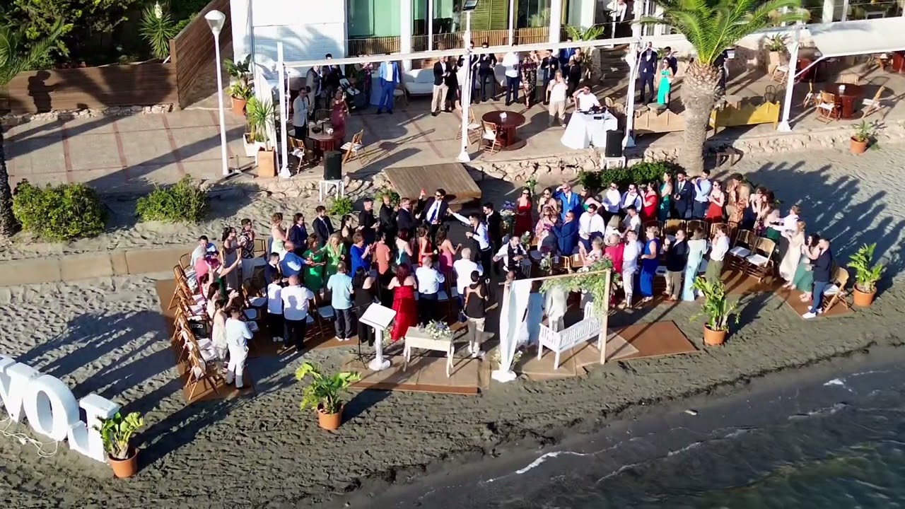 Llegada en moto de agua a la boda