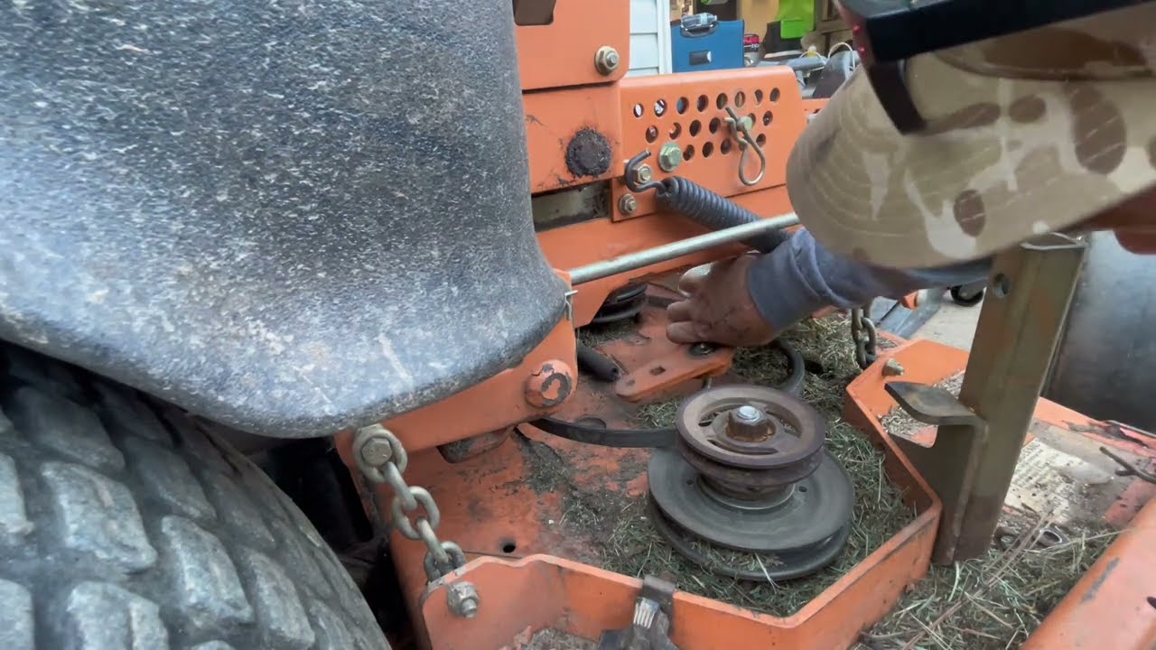Замена подшипника натяжителя ремня газонокосилки Scag. #scag #обслуживание #обслуживаниегазонокос...