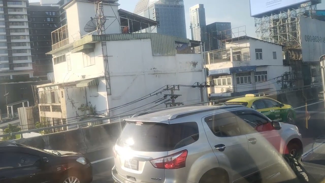 นั่งรถชมวิวข้างทางบนทางด่วนบาง