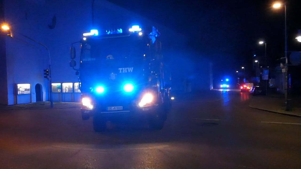 THW Markt Schwaben Einsatzfahrt bei Nacht mit TATRA und Bagger.