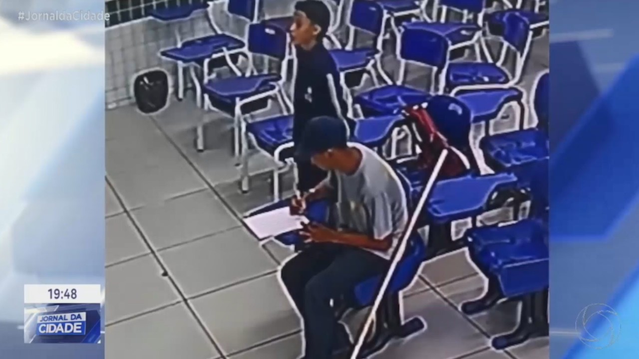 Colaborador viralizou ao ajudar aluno com atividade em São Luís MA.