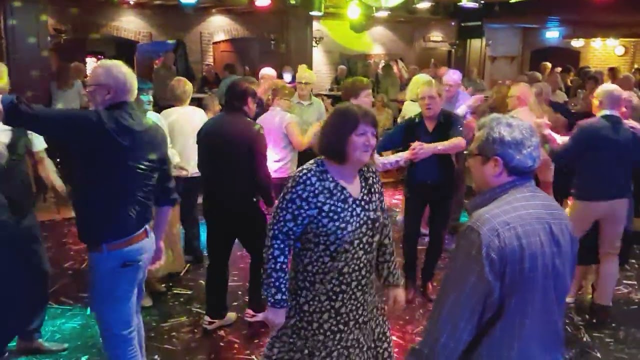 Natuurlijk just a gigolo was er ook weer bij in Dancing Waldeslust in Posterholt 