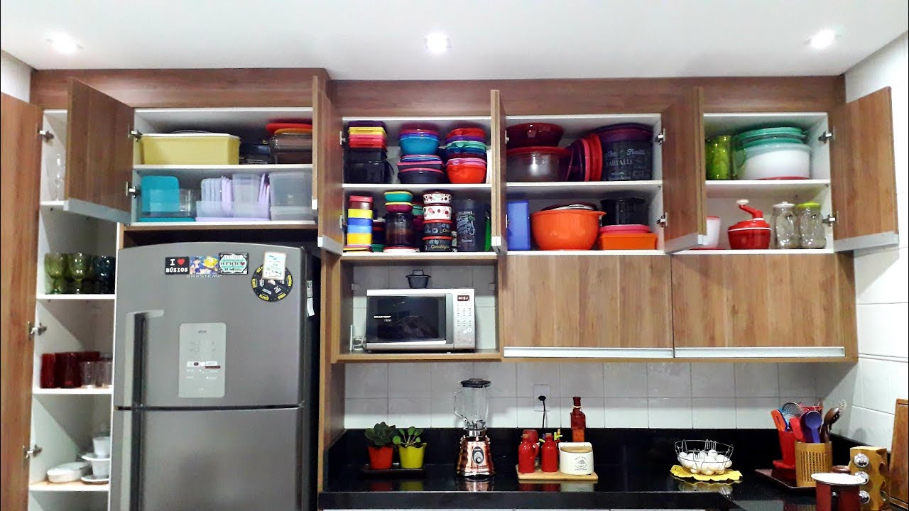 Organizando o armário com modulares Tupperware.