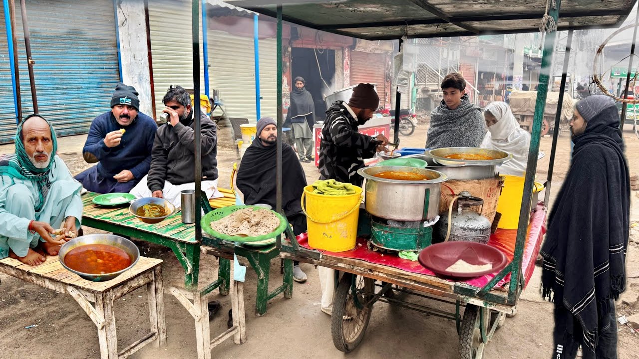 ROADSIDE FOGGY WINTER DESI BREAKFAST 😍 | Waseem Anda Channy Latest Pakistan Food Street Desi Nashta
