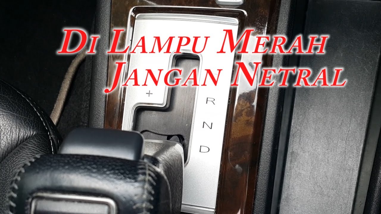 Cara Mobil Matic Berhenti di Lampu Merah