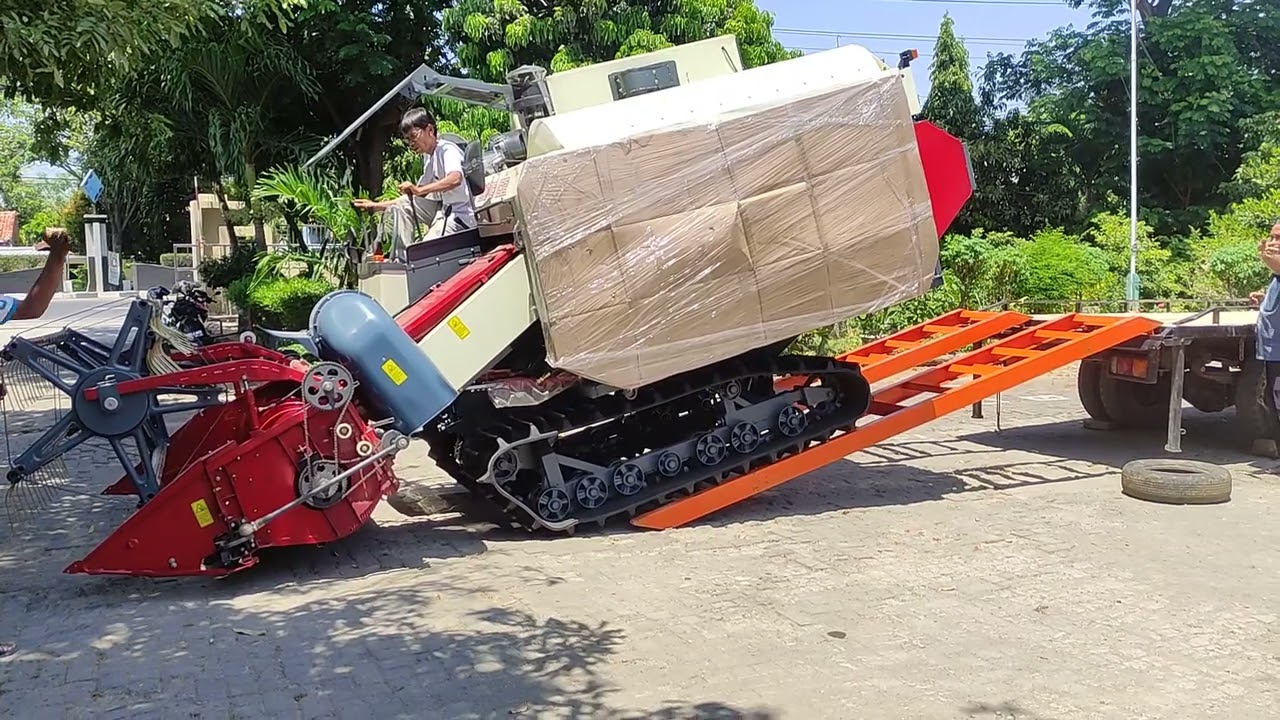 skill Dewa dari Driver combine Harvester, hampir ngeglundung 😉